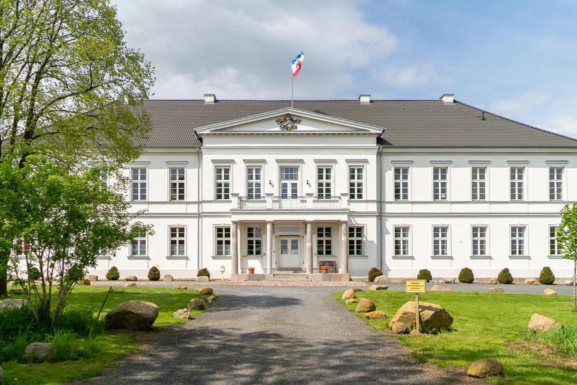 Апартаменты Gutshaus Gross Helle Moelln Экстерьер фото
